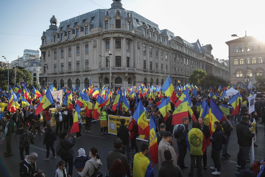 UPDATE - Proteste în Bucureşti faţă de introducerea certificatului verde / ”Avem imunitate, fără paşapoarte” au strigat protestatarii, cerând demisia Guvernului / CNCAV: Un român a murit la fiecare 8 minute în ultimele 24 de ore, 92% nevaccinaţi - VIDEO