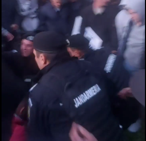 Protest faţă de restricţii la Rădăuţi - Un bărbat s-a urcat pe o maşină, fiind protejat de mai multe persoane / Jandarmii au folosit spray iritant lacrimogen pentru a-i dispersa / Un bărbat a aruncat o petardă, o persoană fiind rănită  