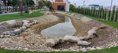 Lucrările continuă în cel mai nou parc din Buzău, deşi autorităţile au inaugurat investiţia în urmă cu 11 zile, în scop electoral, înaintea referendumului local 