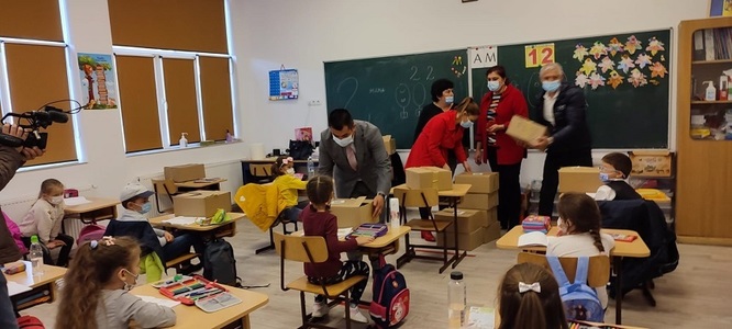 Argeş: Consiliul Judeţean a cumpărat ghiozdane şi rechizite pentru copiii din clasa pregătitoare, care învaţă în mediul rural / Distribuirea se face la aproape o lună de la debutul anului şcolar 
