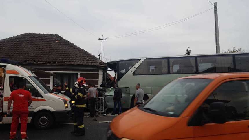 UPDATE - Bihor: Un TIR a lovit un autocar în care se aflau 20 persoane / Autocarul a acroşat o maşină şi s-a izbit într-un zid / 12 persoane au fost rănite, două fiind într-o stare mai gravă - FOTO