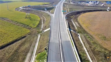 Asociaţia Pro Infrastructura afirmă că un lot de 4,5 kilometri din Autostrada Transilvania ar putea fi finalizat în decembrie, înainte de termenul contractual: Solicităm CNAIR să repete lecţiile bune învăţate din acest proiect