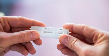 Studiu MedLife: Doar unu din două cazuri pozitive de COVID confirmate cu RT-PCR este identificat şi prin test rapid/ Ele pot fi luate în calcul, ca o precauţie suplimentară, doar în cazul persoanelor simptomatice