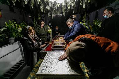 A început pelerinajul religios de la Iaşi. Peste 3.000 de credincioşi au trecut deja pe la racla cu moaştele Sfintei Cuvioase Parascheva - FOTO