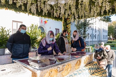 Iaşi: 12.000 de credincioşi au trecut pe la racla cu sfintele moaşte ale Cuvioasei Parascheva. Afluxul de pelerini este mai redus decât în anii trecuţi - FOTO

