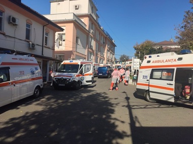 Coadă de ambulanţe la spitalul de Boli Infecţioase din Iaşi. Managerul Florin Roşu: Curtea spitalului este ocupată în totalitate, tratăm bolnavii în ambulanţe - FOTO
