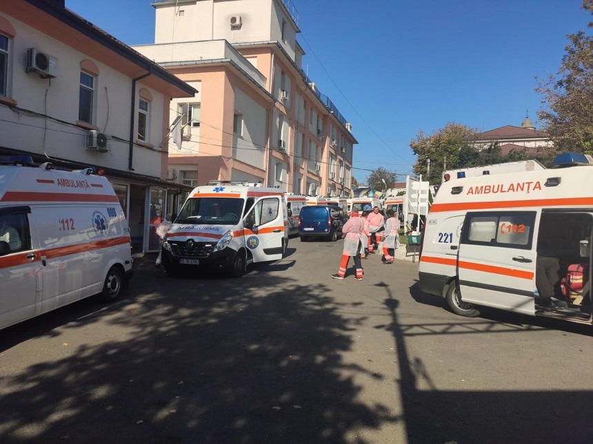 Coadă de ambulanţe la spitalul de Boli Infecţioase din Iaşi. Managerul Florin Roşu: Curtea spitalului este ocupată în totalitate, tratăm bolnavii în ambulanţe - FOTO
