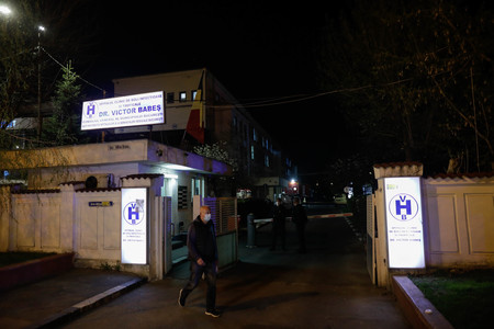 Bărbat din Bucureşti, suspect de COVID-19, dus decedat la Spitalul "Victor Babeş"/ Soţia acestuia, confirmată cu această infecţie, murise cu o zi înainte