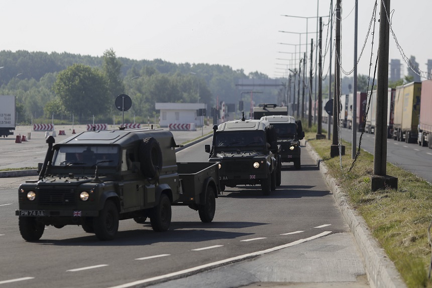 Transportor blindat al Armatei Române, care se îndrepta către un exerciţiu, descoperit cu scurgeri de material lichid de poliţiştii din Germania / Tehnica militară a fost îmbarcată pe trailere  