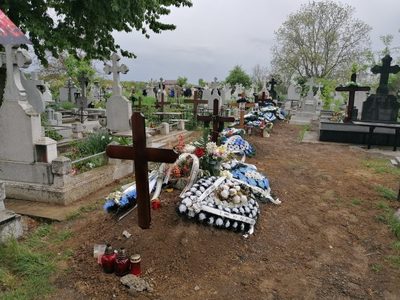 Autorităţile din Botoşani au închiriat un excavator cu care să sape gropi în cimitir, pentru a face faţă valului de înmormântări / În ultima lună, numărul deceselor s-a dublat  