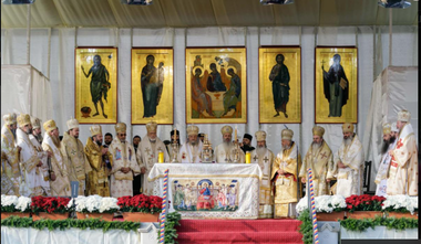  Mii de persoane, la Sfânta Liturghie de la Catedrala Mitropolitană din Iaşi / Peste 5.000 de oameni aşteaptă la rând să se închine la racla cu moaştele Sfintei Cuvioase Parascheva / Mulţi dintre ei nu poartă mască şi nu păstrează distanţa 