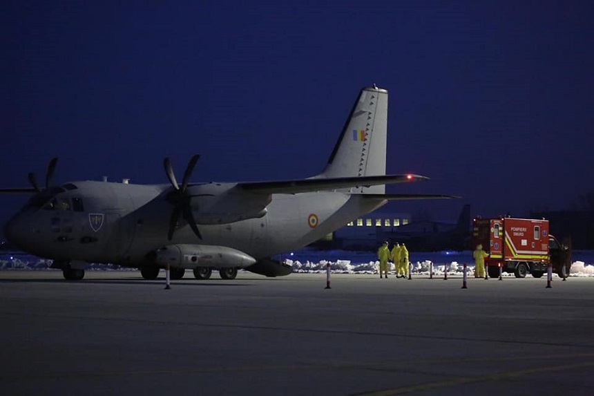 Alţi trei pacienţi cu COVID-19, aflaţi în stare gravă, transportaţi cu un avion al Forţelor Aeriene Române de la Bucureşti la Timişoara