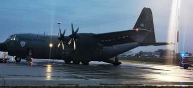 Alţi patru pacienţi cu COVID-19, în stare gravă, transportaţi cu o aeronavă militară de la Bucureşti la Oradea