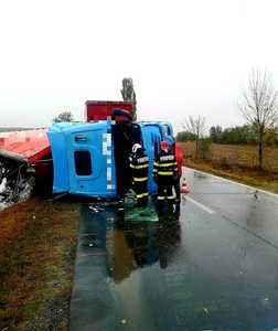 TIR încărcat cu motoare răsturnat pe DN 5, în Giurgiu - FOTO