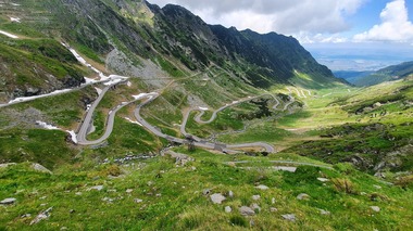 Închiderea circulaţiei pe Transfăgărăşan, amânată întrucât vremea permite acest lucru/ Traficul ar fi urmat să fie închis începând de miercuri
