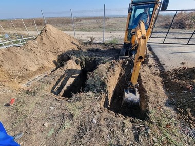 Groparii din Slobozia nu mai fac faţă, iar municipalitatea a trimis utilaje să sape gropile în cimitir  - FOTO