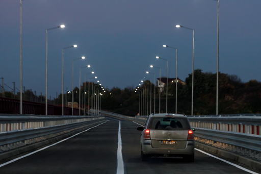 Noul pod peste râul Buzău, ridicat în ultimii trei ani lângă cel proiectat de Anghel Saligny, deschis circulaţiei  