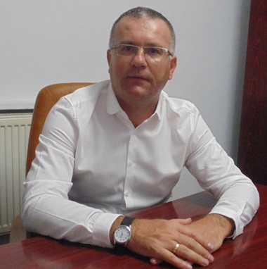 Buzău - Prefect: Moartea ne pândeşte în curtea Spitalului Judeţean. Suntem în război, pe front, cu arma la picior. E nevoie de o consiliere socială, politică şi cu actori economici ca să ne putem apropia de o victorie şi să ne reluăm vieţile