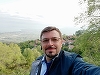 Preot din Vrancea: Dacă avem la îndemână vaccinul, care este singura variantă de a ne ocroti, uzaţi de el / Preotul povesteşte că un bărbat de 42 de ani, răpus de coronavirus, nu poate fi ridicat de la morgă pentru că întreaga sa familie este infectată  