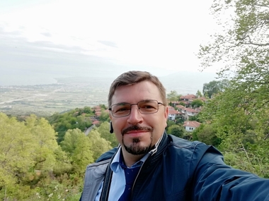 Preot din Vrancea: Dacă avem la îndemână vaccinul, care este singura variantă de a ne ocroti, uzaţi de el / Preotul povesteşte că un bărbat de 42 de ani, răpus de coronavirus, nu poate fi ridicat de la morgă pentru că întreaga sa familie este infectată  