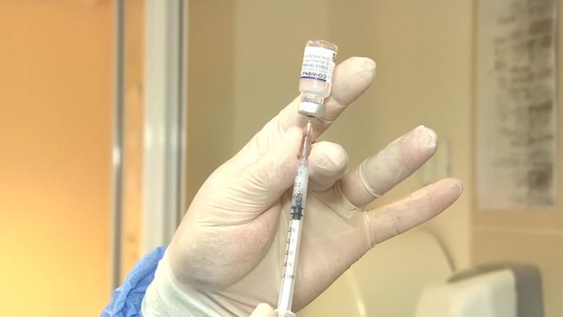Prahoveni care au mers să se vaccineze anti-COVID, reprogramaţi din cauza lipsei serului. Prefectura recomandă oamenilor să se programeze prin platforma naţională 
