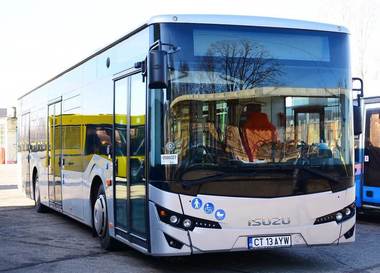 Constanţa: Protest al angajaţilor companiei de transport public, în faţa Primăriei / Ei solicită o creştere a salariilor cu 1.000 de lei şi un spor de muncă grea de cel puţin 15%