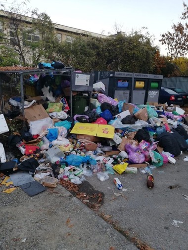 Primăria din Ploieşti cere Asociaţiei de Dezvoltare Intercomunitară să rezilieze cât mai curând contractul cu operatorul de salubritate Rosal, care nu îşi îndeplineşte obligaţiile
