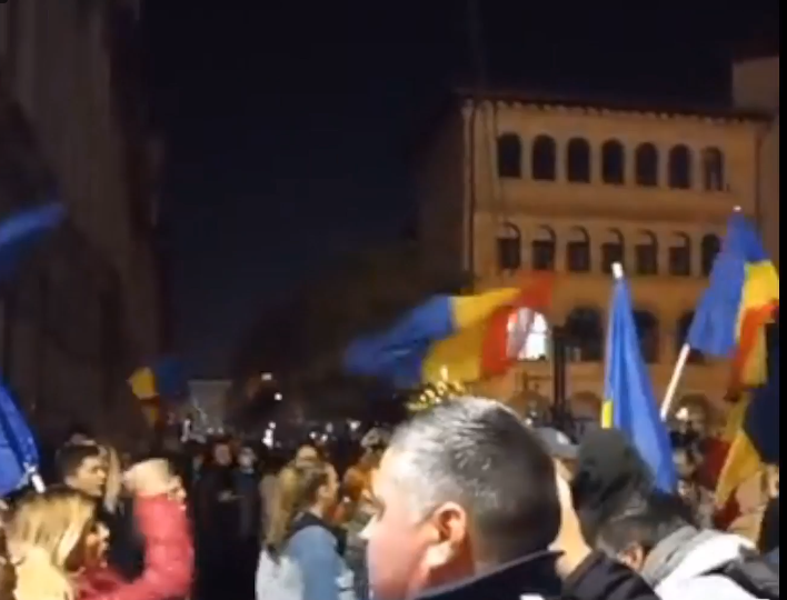 Peste o sută de persoane la un protest faţă de vaccinare, în Piaţa Universităţii din Bucureşti/ Între protestatari se află şi George Simion - VIDEO