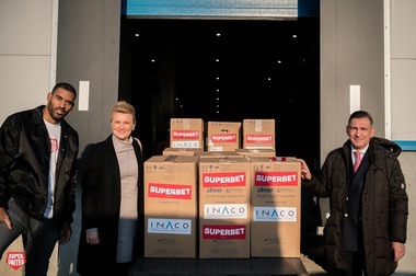 Peste 100 de concentratoare si 3.000 măşti de oxigen donate pentru pacienţii cu COVID19 internaţi în spitale. Kickboxer-ul Benny Adegbuyi şi fostul fotbalist Ilie Dumitrescu, ambasadori ai campaniei  - FOTO