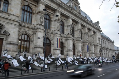 Şase ani de la incendiul din Colectiv - Oameni acoperiţi cu bucăţi de pânză albă, întinşi pe treptele Curţii de Apel Bucureşti în semn de protest faţă de tergiversarea unei soluţii în cazul Colectiv - FOTO, VIDEO