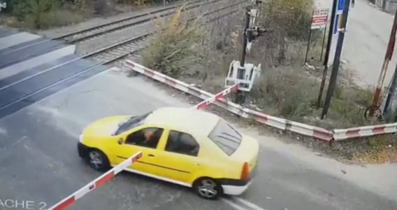 Încă un şofer a fost filmat în timp ce forţează barierele de la o trecere peste calea ferată. Datele autovehiculului au fost transmise Poliţiei - VIDEO