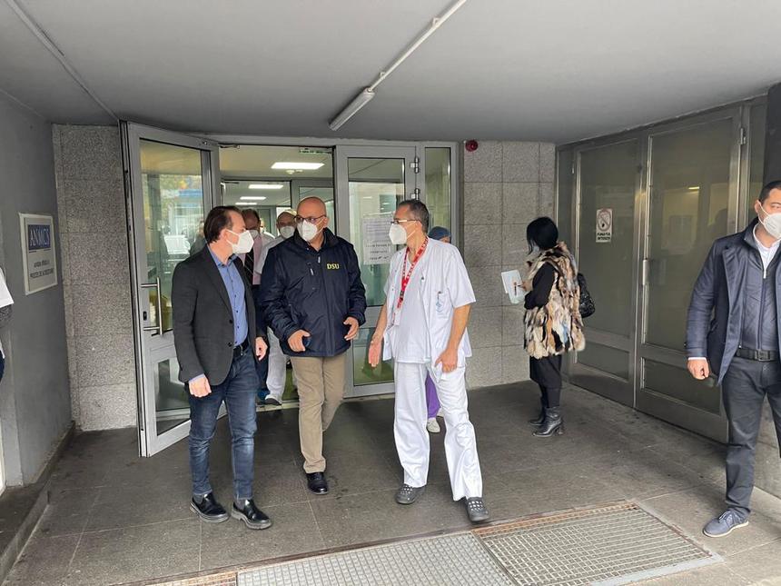 Florin Cîţu şi Raed Arafat au vizitat Spitalele Universitar şi Floreasca din Capitală / Premierul interimar a discutat cu managerii şi le-a transmis că îi va sprijini în lupta împotriva COVID - FOTO