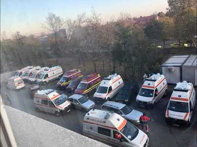 Jumătate din ambulanţele SAJ Buzău sunt blocate în curtea Spitalului Judeţean cu pacienţi COVID care nu au loc în spital