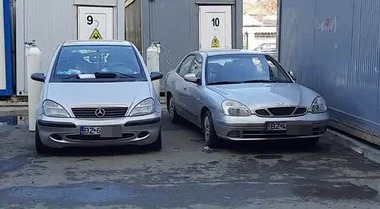 Tuburi de oxigen, puse la dispoziţia bolnavilor de COVID care aşteaptă în maşinile personale în curtea Spitalului Judeţean Buzău - FOTO