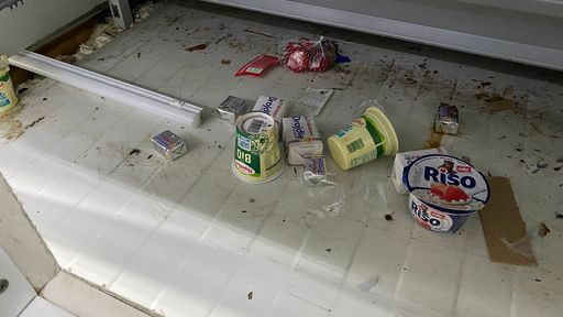 ANPC a închis temporar activitatea galeriei comerciale a Pieţei ”La Cocoş” din Ploieşti - Comisarii au găsit vitrine frigorifice ruginite, pline de praf şi gândaci, dar şi gunoaie - FOTO