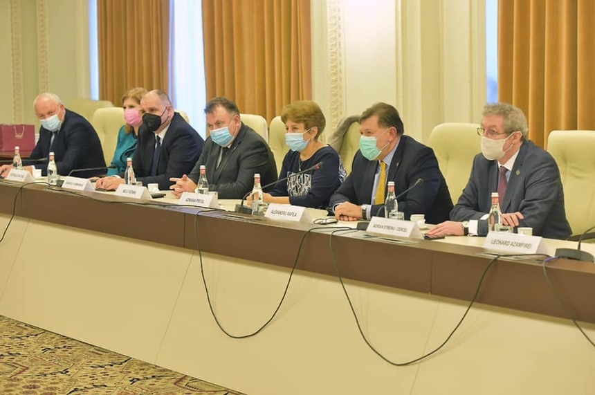 Parlamentarii din Comisiile de Sănătate, întâlnire cu reprezentanţii OMS pe tema pandemiei / Tătaru: Ce era valabil anul trecut nu mai este valabil acum / La început căutam ”soluţii" cu lumina stinsă / Avem soluţia - vaccin şi prevenţie 
