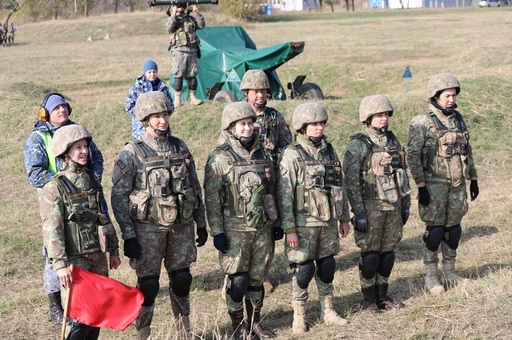  Echipaj exclusiv feminin, pe unul dintre tunurile de calibrul 2x30 mm care a participat la un exerciţiu în Poligonul Capu Midia - FOTO
