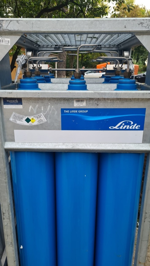 Arafat: Oxigenul industrial este fabricat pe aceeaşi linie de producţie şi folosind aceeaşi materie primă ca pentru oxigenul medicinal / Firmele care transportă oxigen, însoţite de maşini de poliţie  