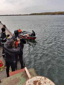 Marinar dispărut de la bordul unui şlep în timp ce se afla în Portul Calafat. Bărbatul este căutat de scafandri în Dunăre - VIDEO