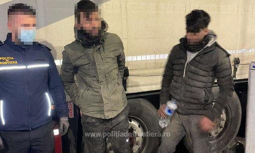 Giurgiu: Patru cetăţeni străini au călătorit din Turcia până în România, ascunşi pe osiile unor semiremorci - FOTO / VIDEO