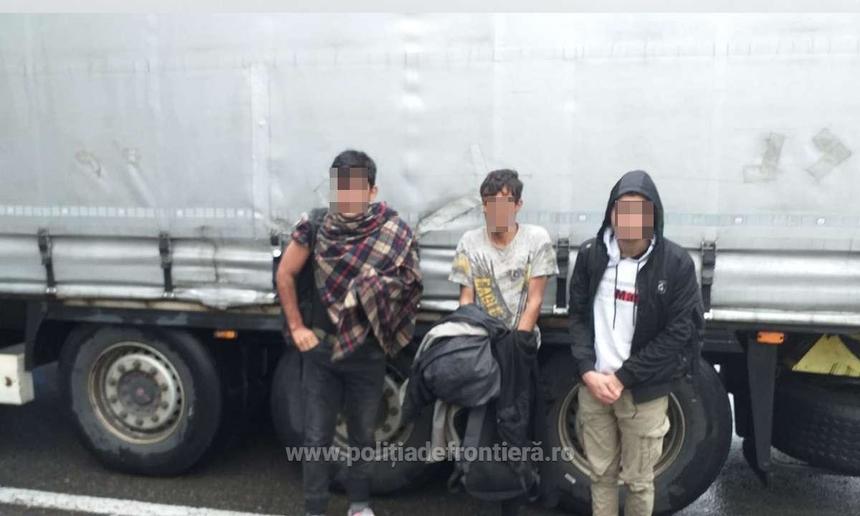 Arad: Zece cetăţeni străini din Tunisia şi Afganistan care au vrut să treacă ilegal graniţa au fost depistaţi de poliţiştii de frontieră - FOTO