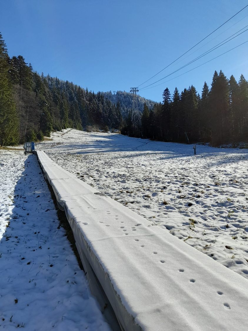 Salvamontiştii din Braşov anunţă strat consistent de zăpadă şi temperaturi scăzute, la altitudini mari / Ce sfaturi au pentru turişti