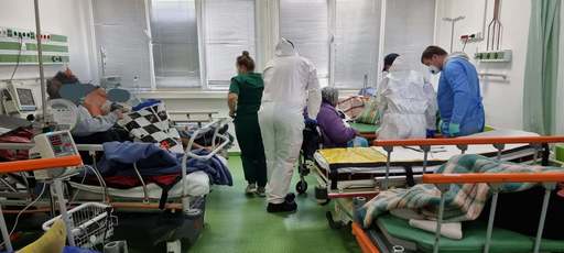 Medicii de la SCJU Arad atrag atenţia asupra gravităţii leziunilor pulmonare regăsite, în ultimele trei săptămâni, la pacienţii tineri infectaţi cu virusul SARS-CoV-2, care s-au prezentat târziu la spital, necesitând de urgenţă Terapie intensivă