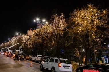 Nicuşor Dan: Am început montarea decoraţiunilor de Crăciun/ Vom folosi cele pe care le avem deja şi ne vom limita la zona centrală. O operaţiune pentru care Primăria Generală plătea 9 milioane de lei se va face în acest an cu doar 1 milion de lei