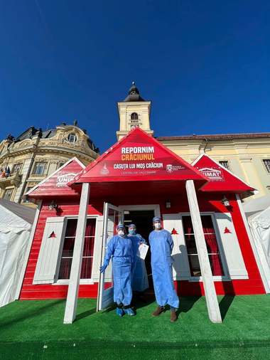 Căsuţa lui Moş Crăciun din Piaţa Mare a Sibiului a devenit centru de vaccinare/ Panouri cu mesaje pro-vaccinare, amplasate în cele mai vizibile locuri din Sibiu - FOTO