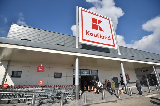 Amenzi de 60.000 de lei, date de comisarii de la Protecţia Consumatorilor la Kaufland Timişoara/ Au fost retrase de la vânzare produse alimentare ţinute la temperaturi neconforme/ S-a dispus oprirea temporară a activităţii tonetei alimentare din parcare