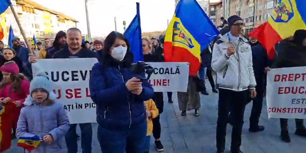 Protest la Suceava - O mie de oameni se declară împotriva introducerii certificatului verde. S-a scandat "Nu cedăm, nu ne vaccinăm", "Afară, afară, cu viruşii din ţară" şi "Guvernele ucid, mai mult decât COVID"