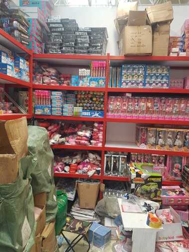 Amenzi de aproape 200.000 de lei, date de Protecţia Consumatorilor în timpul unui control la Dragonul Roşu/ Comercializarea de produse posibil periculoase sau contrafăcute şi jucării notificate în Sistemul RAPEX, printre abateri - FOTO