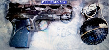 Dâmboviţa: Bărbat reţinut pentru favorizarea făptuitorului / El este acuzat că a îngropat în grădina mamei sale arme aparţinând unui individ care în urmă cu trei luni a ameninţat poliţişti pe Facebook, arătând un pistol şi o grenadă 