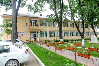 Anchetă a ISJ Galaţi la o şcoală din Tecuci unde o elevă din clasa pregătitoare a sărit pe geam, de la etajul întâi, după ce a fost încuiată în clasă, din greşeală